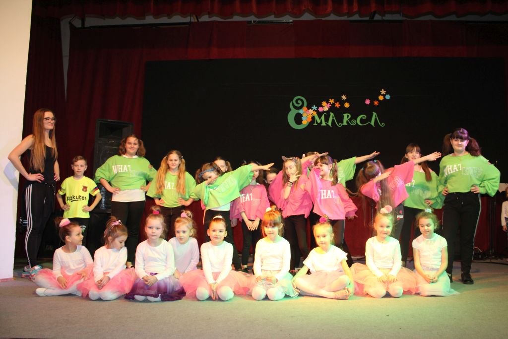 Dzieci z grupy młodszej i starszej DANCE KIDS z instruktorką Pauliną Banaszek
