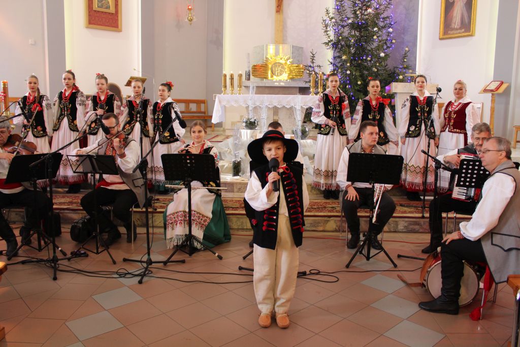 Kapela i Chór z Zespołu Pieśni i Tańca Ziemi Hrubieszowskiej podczas Artystycznego Kolędowania - Werbkowice 2019