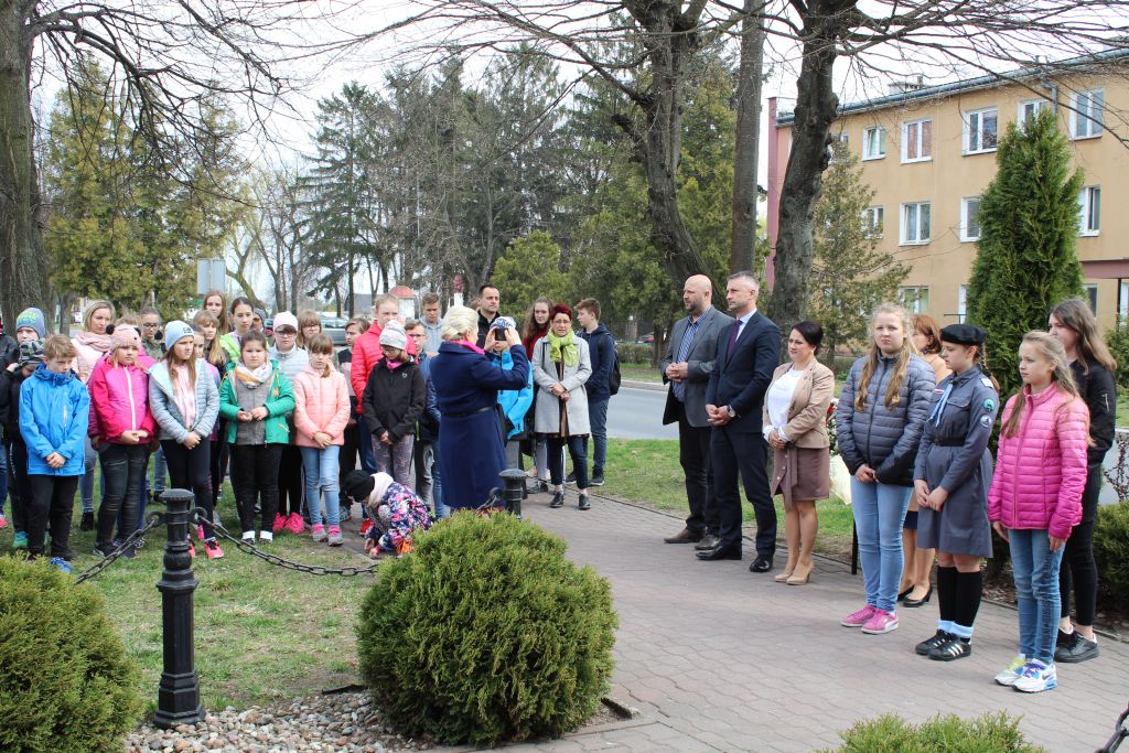 Uczestnicy 79. rocznicy zbrodni katyńskiej i 9. rocznicy katastrofy smoleńskiej