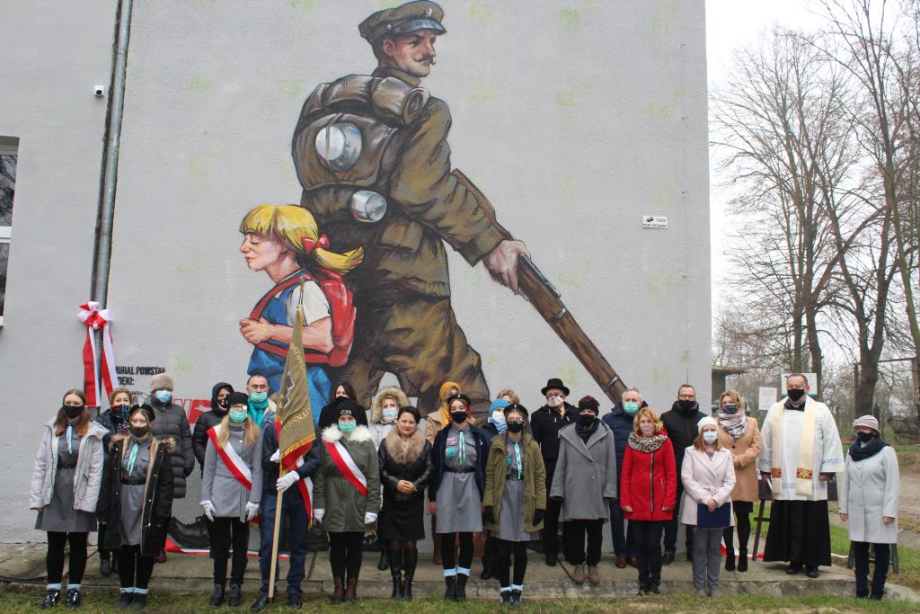 Uczestnicy odsłonięcia muralu patriotycznego w Hostynnem-Kolonii 