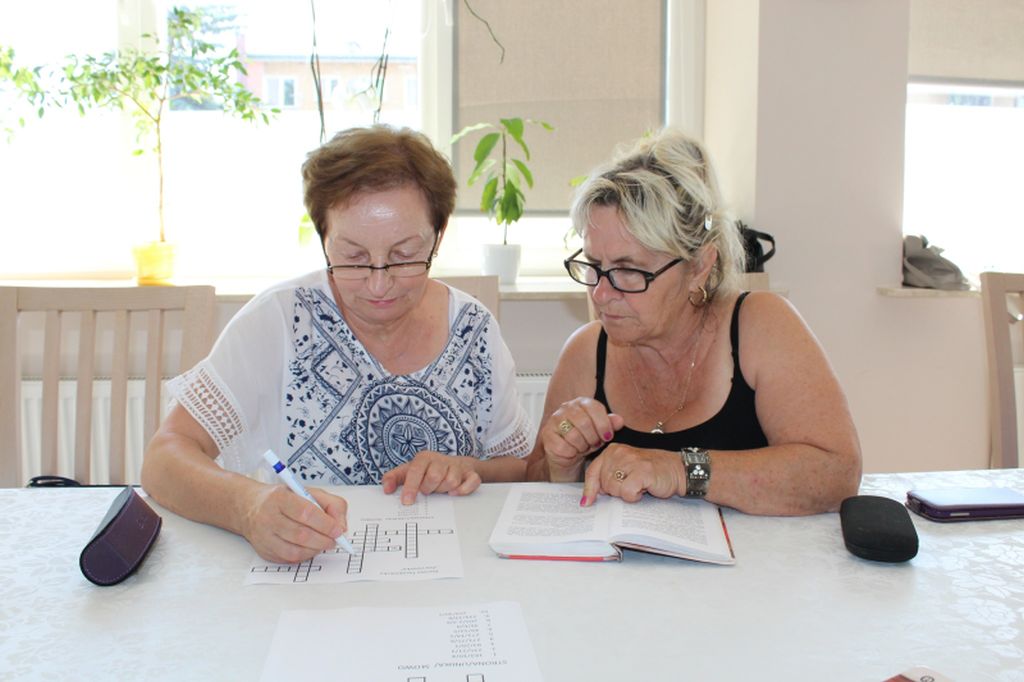 Seniorki rozwiązywały krzyżówki