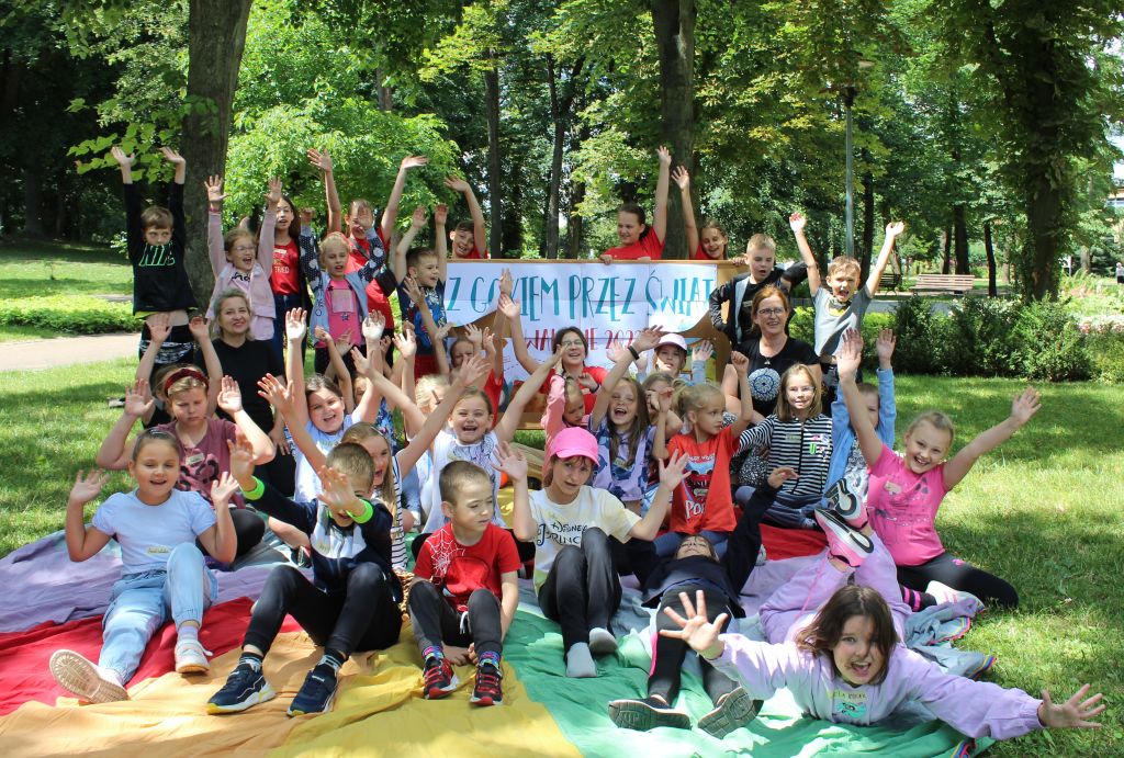 Uczestnicy zajęć "Z GOKiem przez świat"
